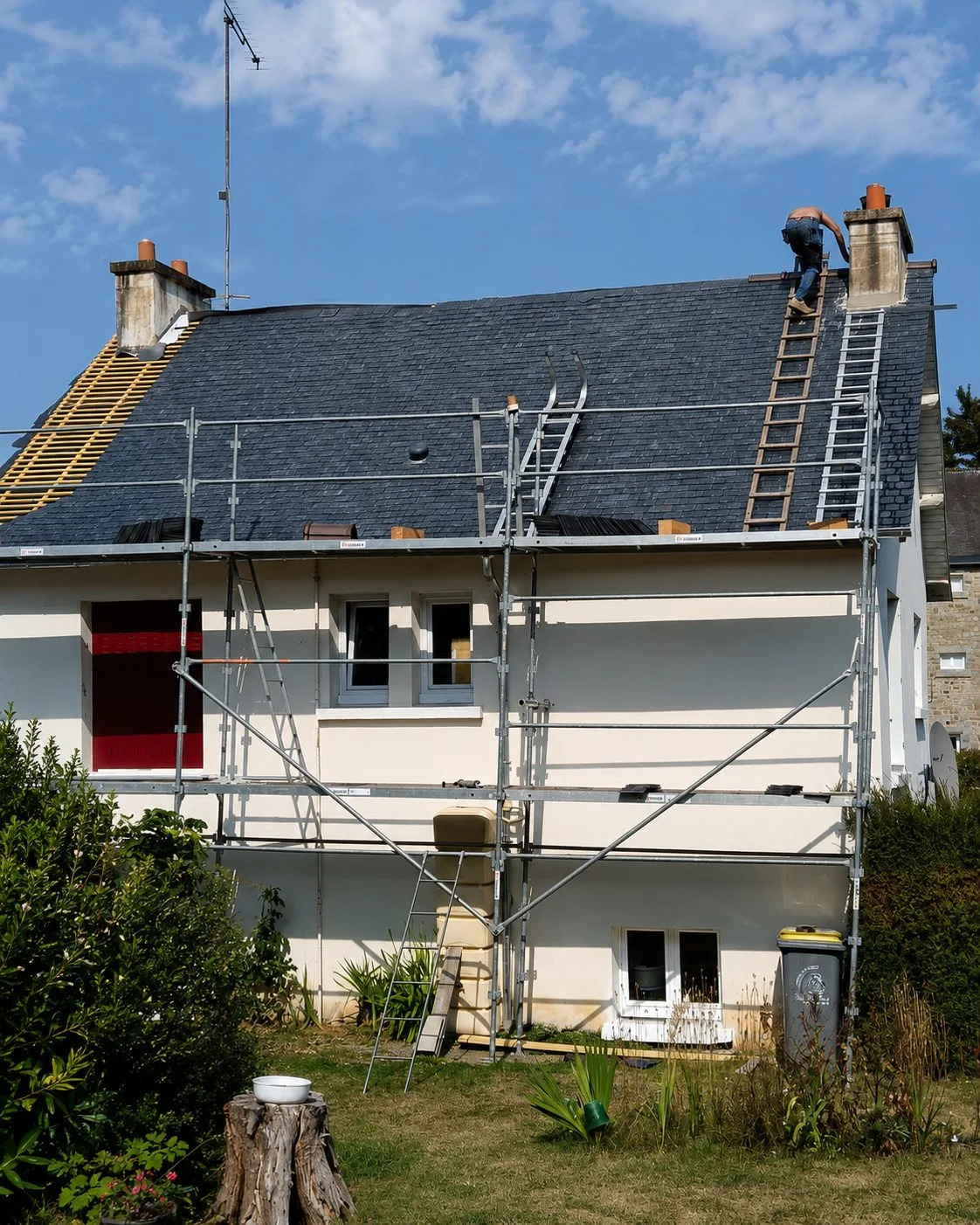 Réfection de toiture en ardoises sur maison en pierre