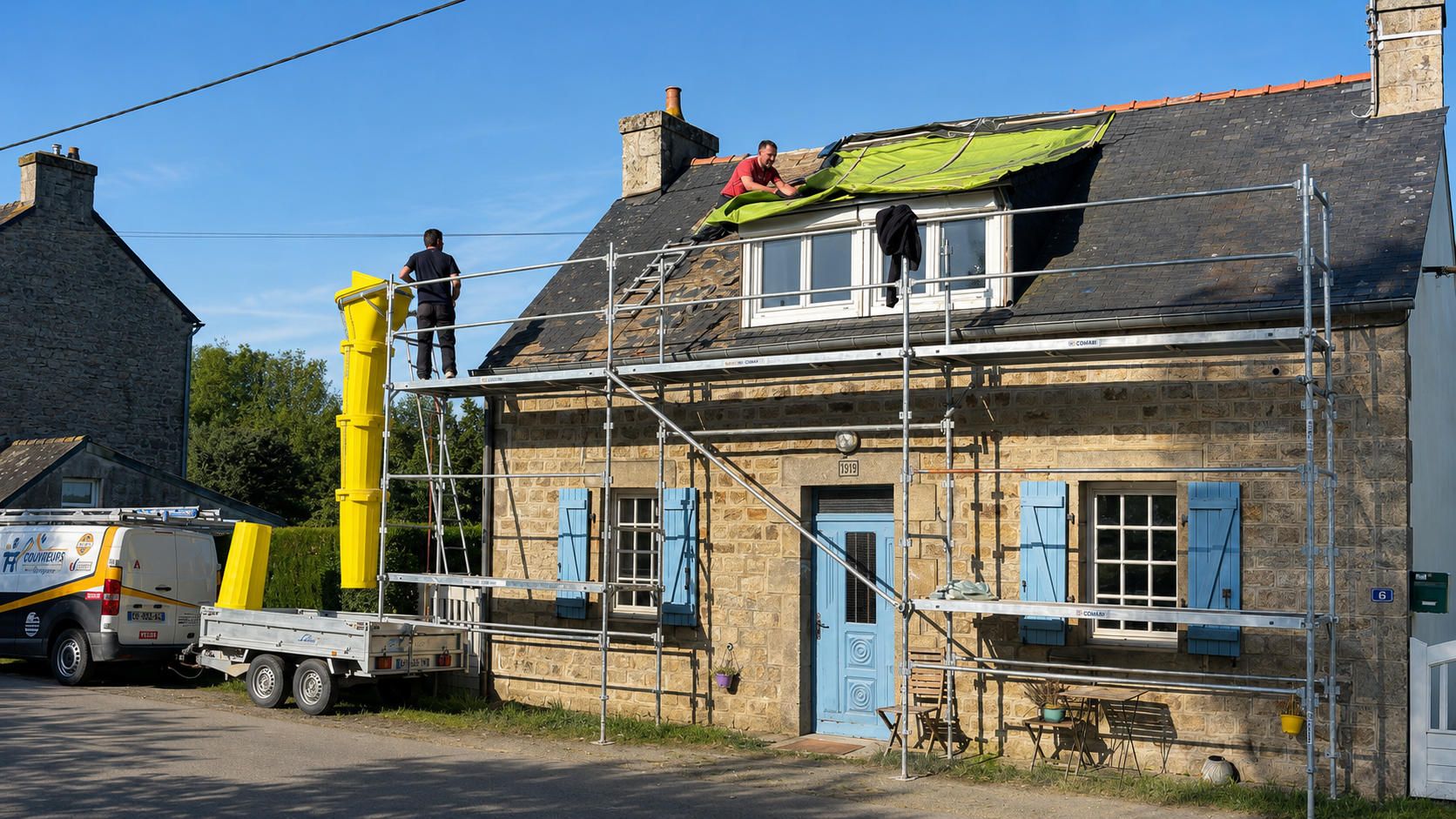 Intervention sur toiture en cours de bâchage
