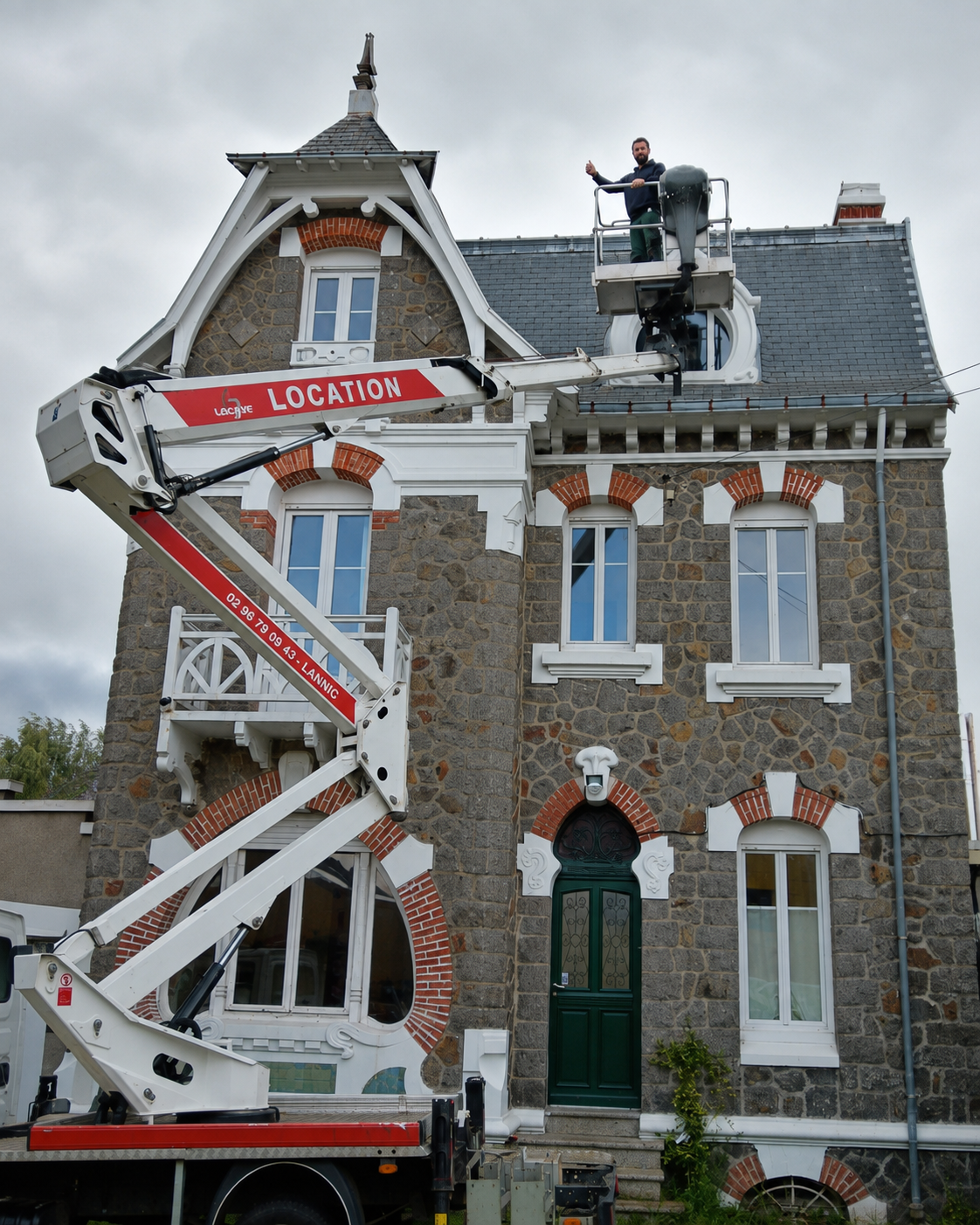 Intervention en hauteur sur une toiture en ardoises