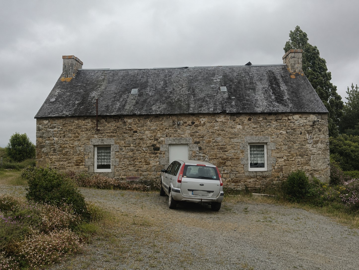 Ancienne toiture en ardoise avant rénovation à Louargat